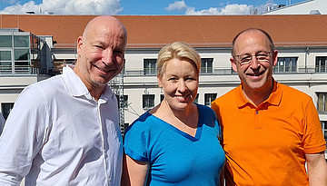 Senatorin Franziska Giffey zusammen mit Dr. Christopher Jahns (Füchse Berlin und Christoph Ritzkat 