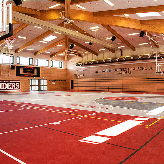 In der Sporthalle der High-School Kaiserslautern-Vogelweh trainiert das High-School-Team “Raiders”.
